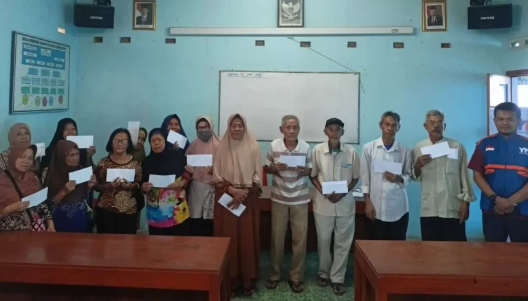 Penyaluran-Paket-Fidyah-untuk-Bantu-Lansia-Dhuafa-Bantul-1536x1152
